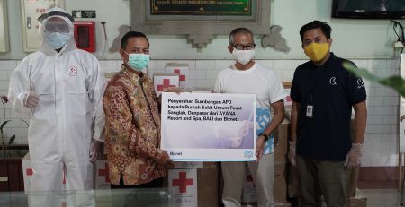 Penyerahan-Sumbangan-APD-oleh-AYANA-dan-Biznet-kepada-Dirut-RSUP-Sanglah...